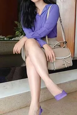Mahira in pink top, bikini and pink heels, standing in her balcony